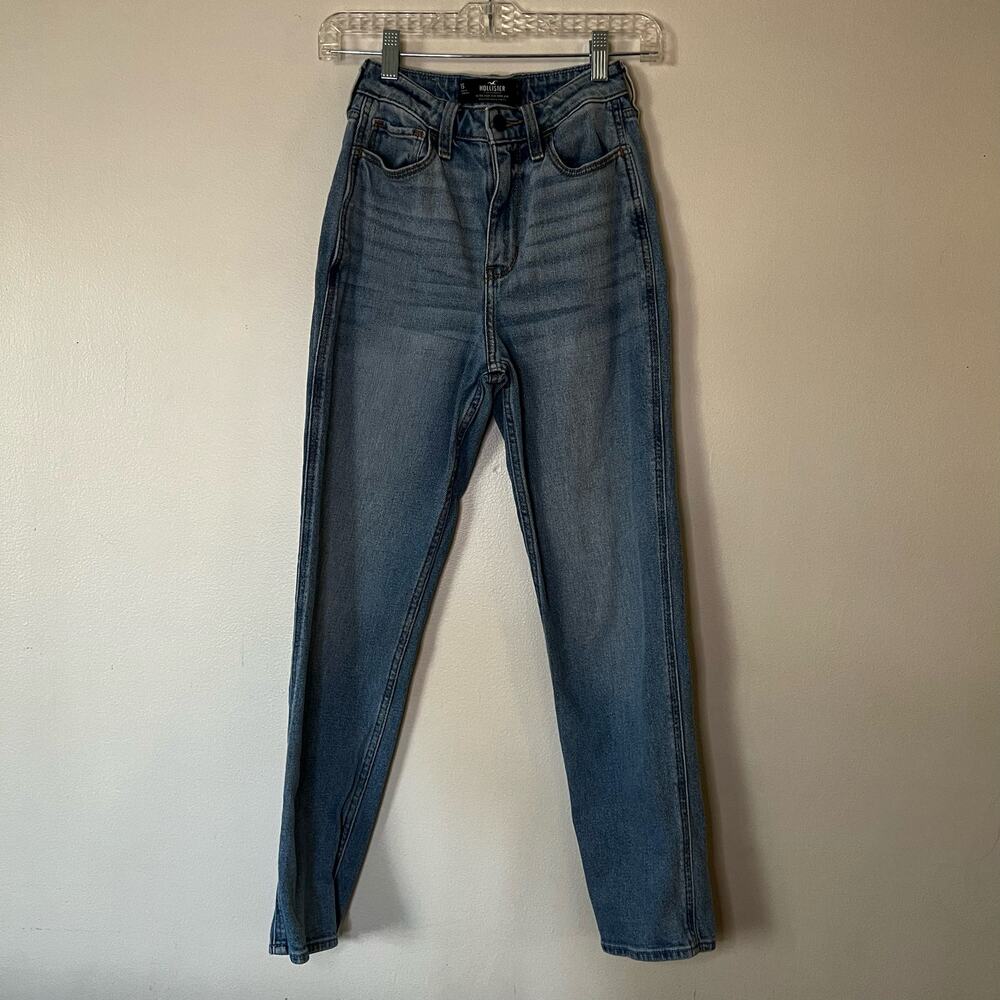 Hollister Ultra High Rise Mom Jean Size 1 Short